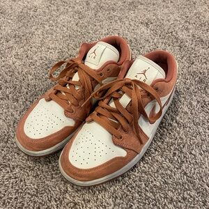 Air Jordan 1 Low SE Women’s size 8